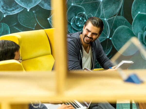 linkedin-sales-navigator-hrhjn6ZTgrM-unsplash